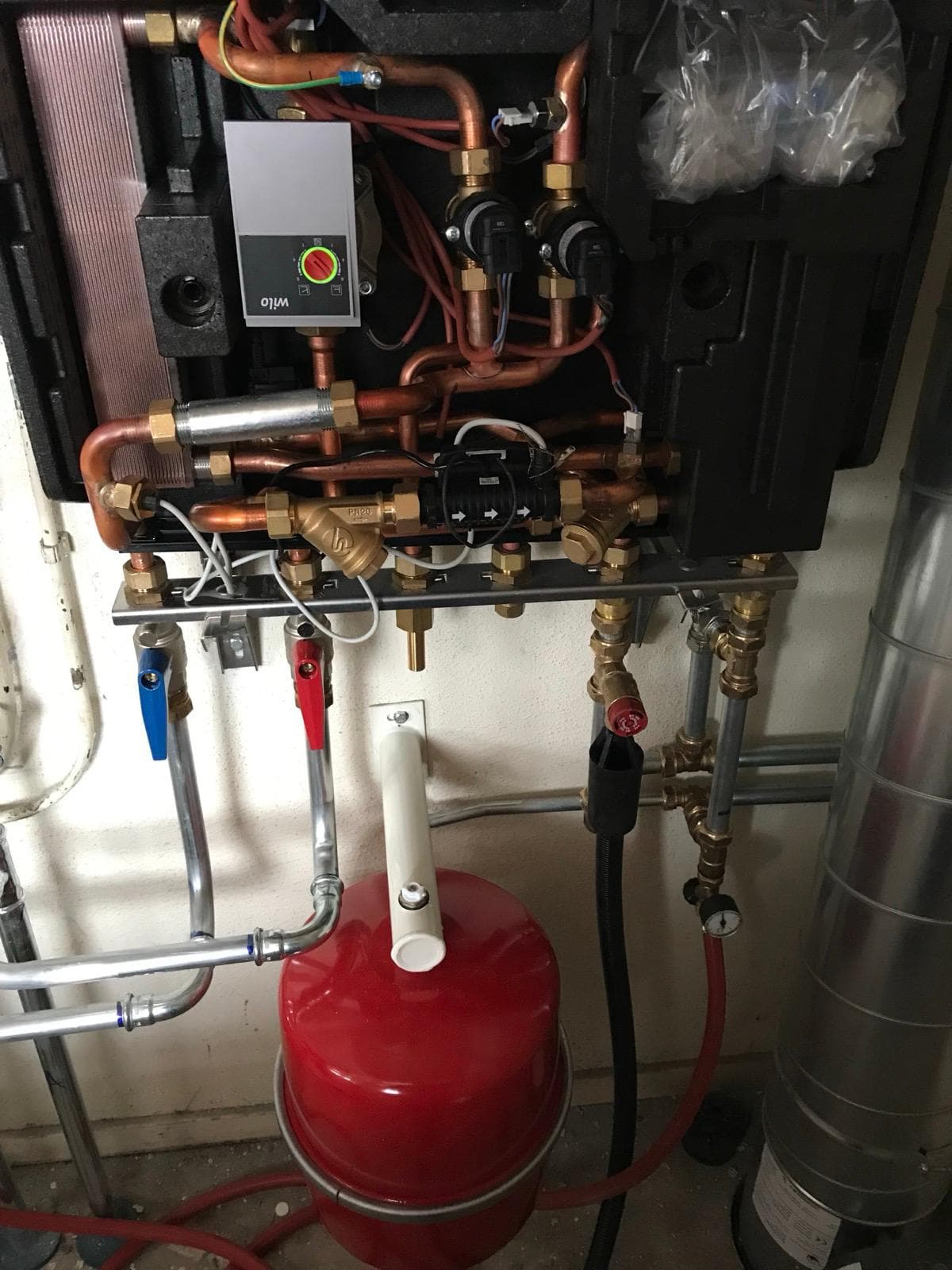 Binnenwerk warmtepompinstallatie met Wilo circulatiepomp en koperen leidingen