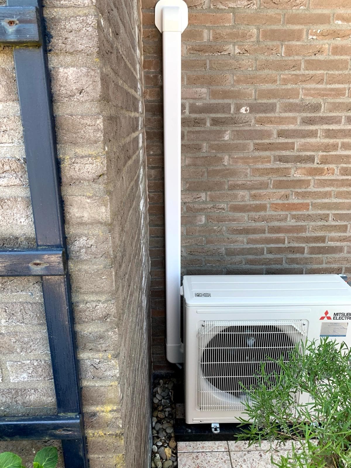 Mitsubishi Electric warmtepomp buitenunit netjes geplaatst tegen gevel
