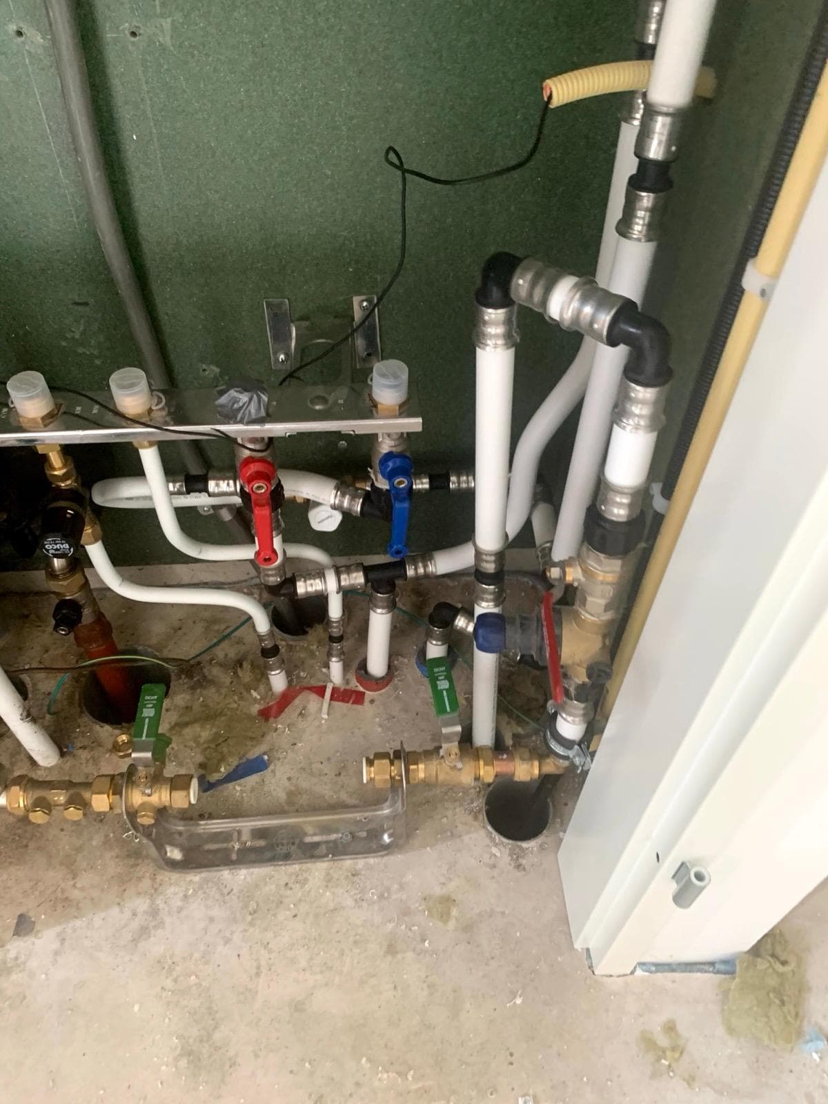 Meerdere leidingaansluitingen met kleurcodering netjes weggewerkt